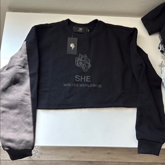 Darc Sport She wolves oversized crop sweater size small NWT. - Picture 1 of 5